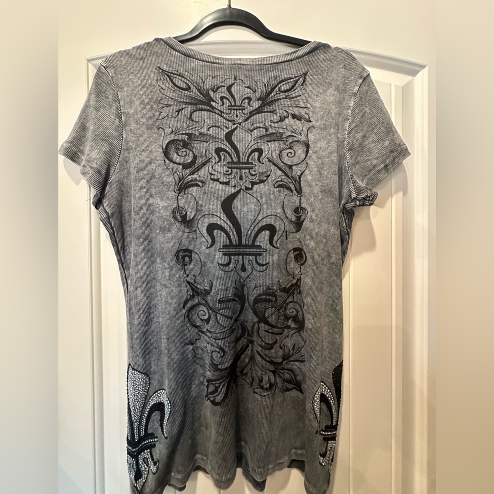Women’s Vocal Black and Gray Fleur de lis Embellished Short Sleeve Top. Size XL. - Picture 5 of 5